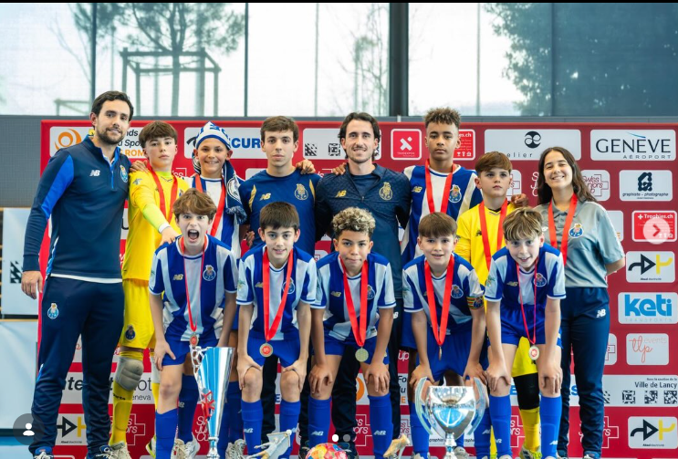 Les vainqueurs réunis pour célébrer leur tournoi